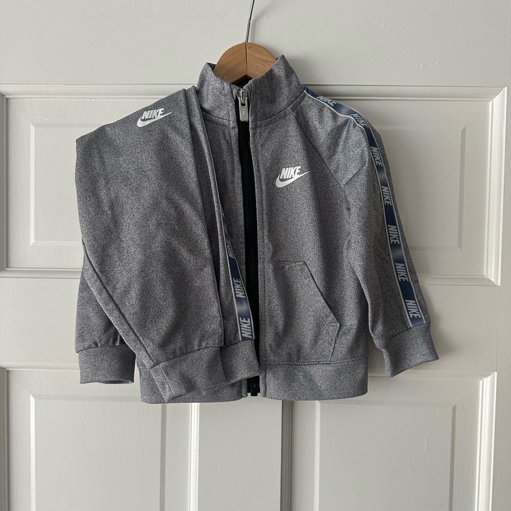 NIKE TRACKSUIT